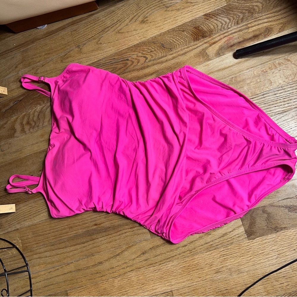 La Blanca Pink Classic One Piece Swimsuit no tag is like size M swimwear summer
